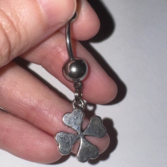 Green Gem Shamrock Dangle Belly Ring - Picture 5 of 10